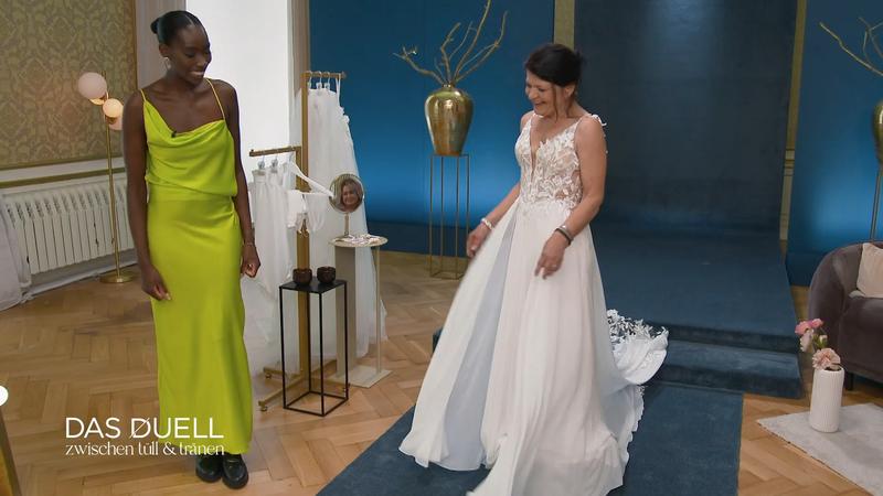 Braut Carmen scheint verliebt in Melanies Kleid