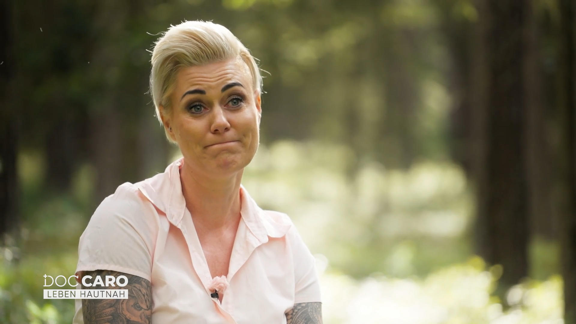 Caro reagiert emotional auf die Geschichten der Suchtkranken