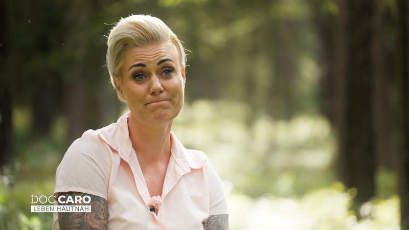 Caro reagiert emotional auf die Geschichten der Suchtkranken