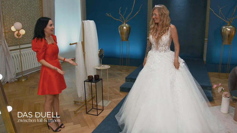 Nina ist von Oljas Kleidern hin und weg