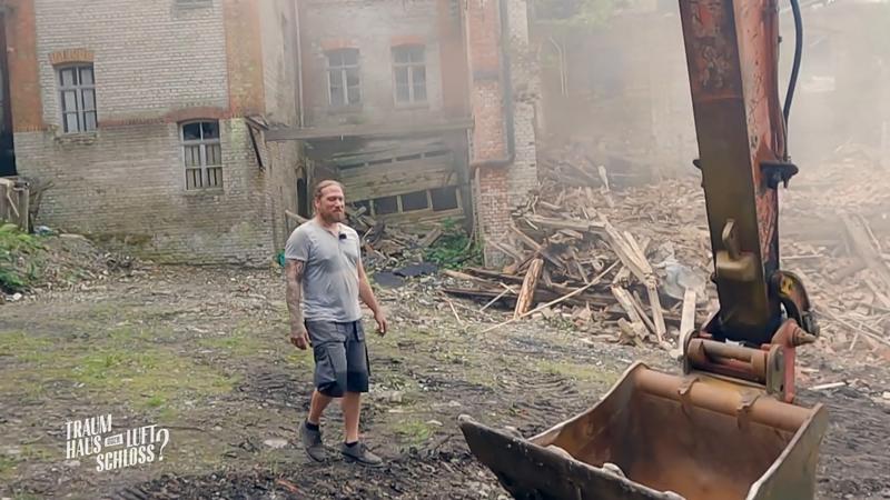Chris übernimmt den Abriss des Schornsteins