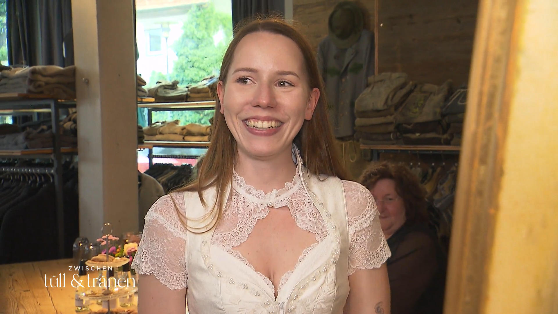 Braut Lena möchte ihre Weiblichkeit im Dirndl präsentieren