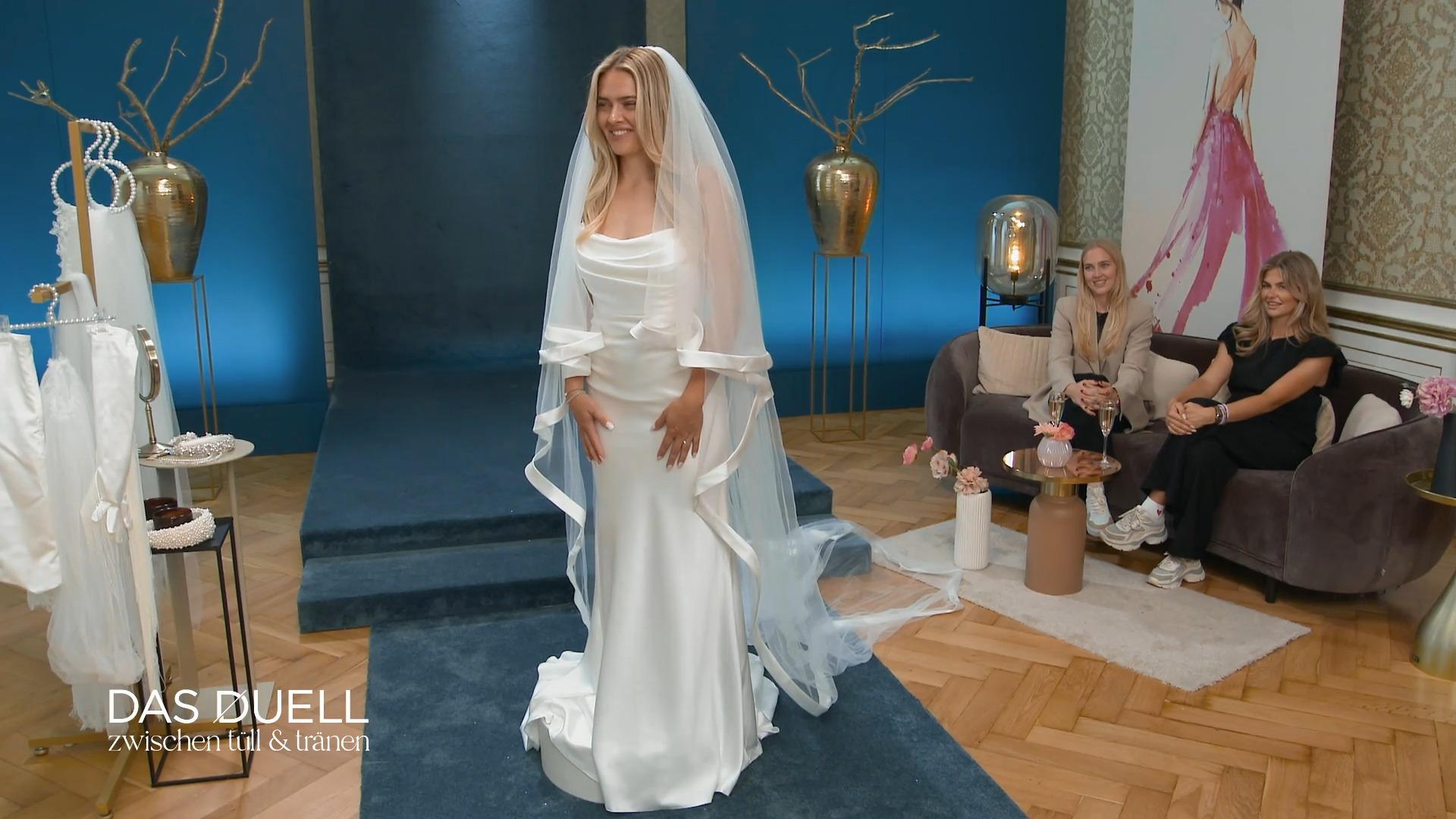 Bella probiert nun ein cleanes Kleid an – ohne Ärmel!