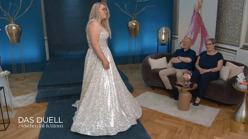 Braut Sarah schlüpft in das Ultra-Glitzer-Kleid