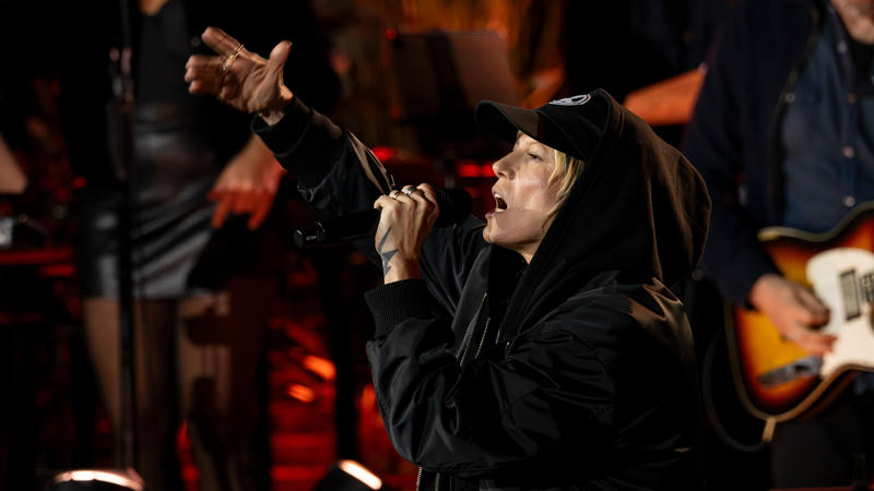 Mieze von MiA erlebt den krassen Fan-Moment