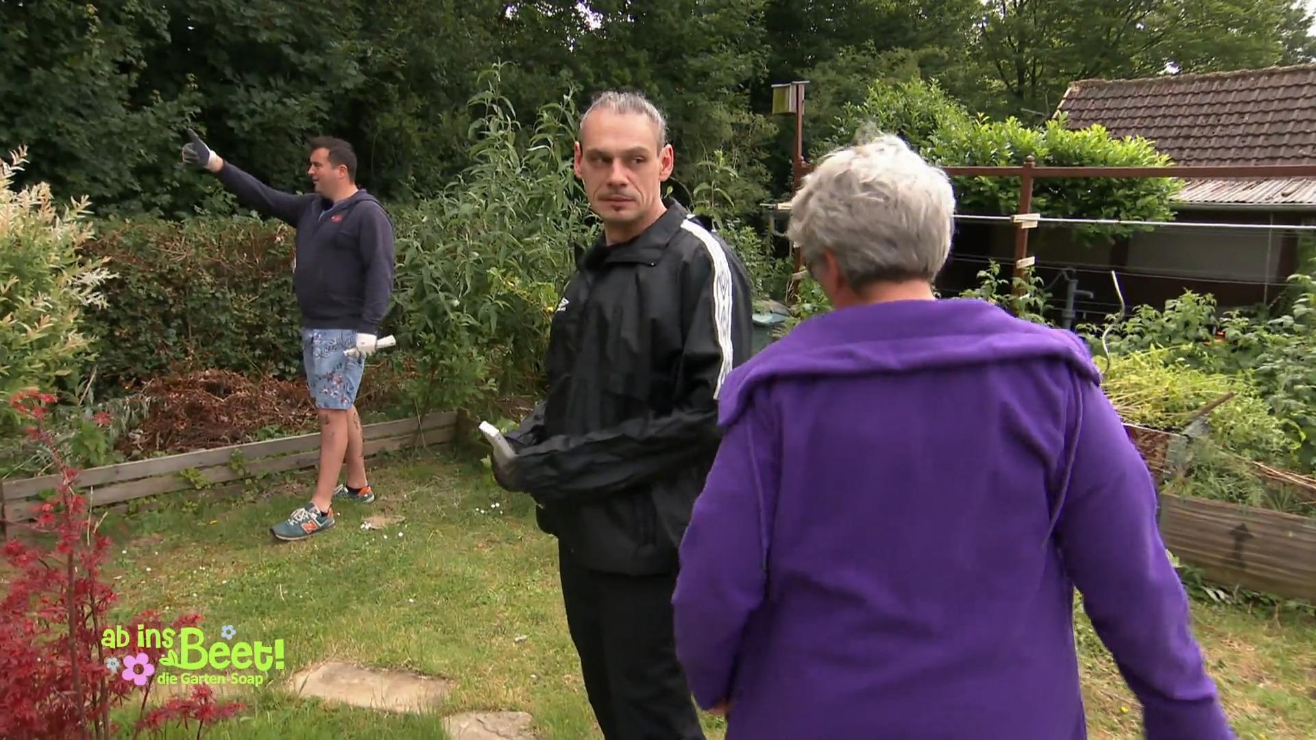 Marco, Liane und Martin bauen an der Pergola