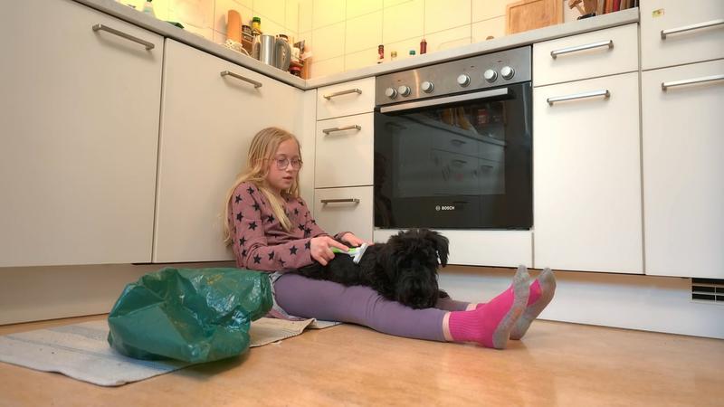 Sonja verwöhnt ihre Schnauzerfreundin