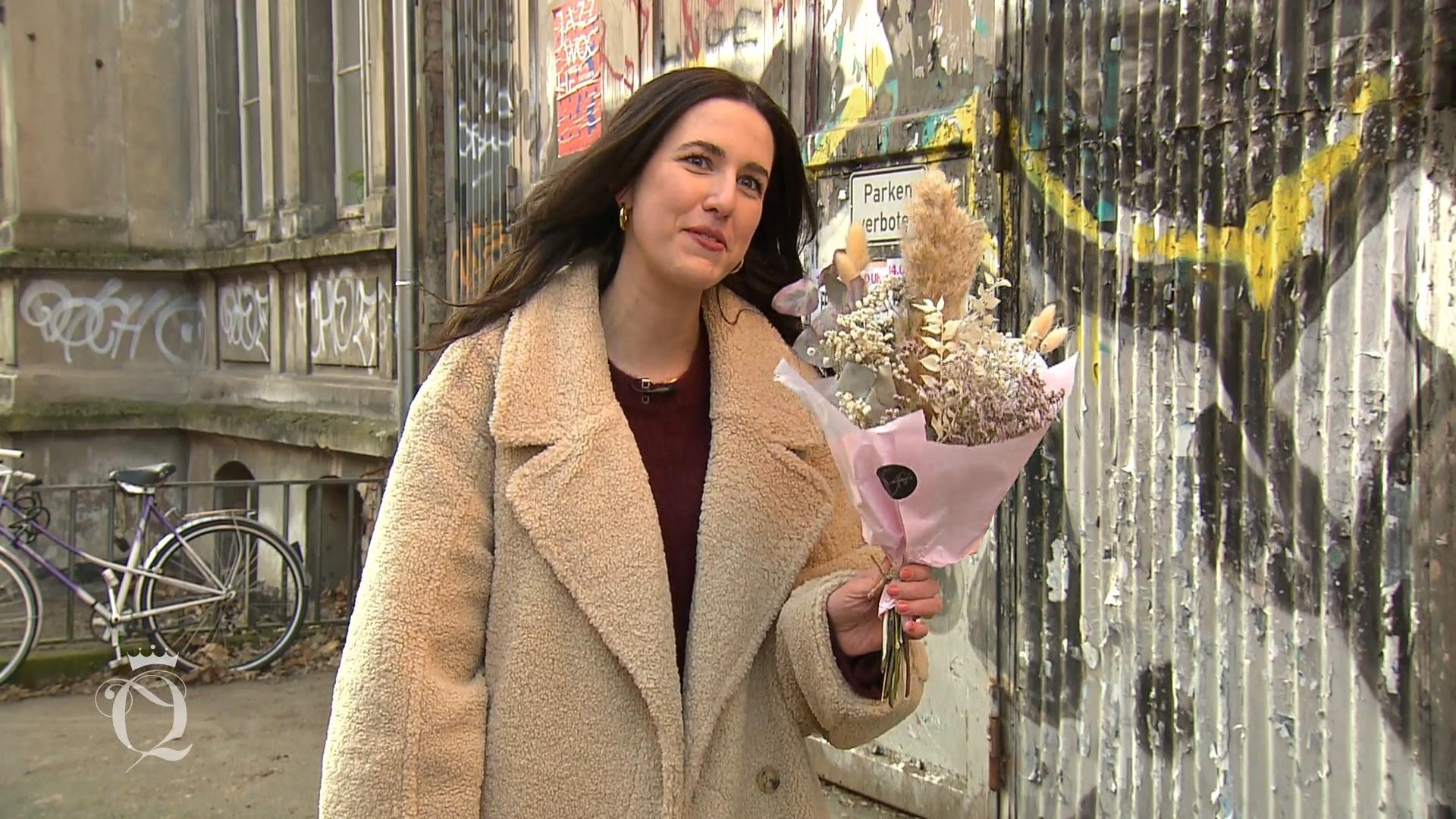 Roxi shoppt ihren beerigen Look