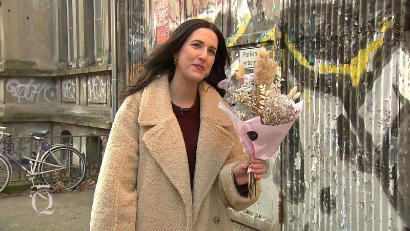 Roxi shoppt ihren beerigen Look