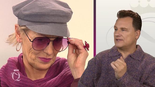 Stephanie präsentiert sich in einem stylischen Look in beerigen Farbtönen