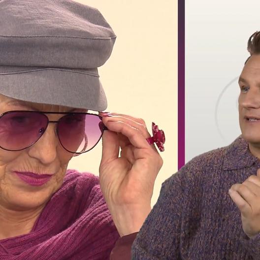 Stephanie präsentiert sich in einem stylischen Look in beerigen Farbtönen