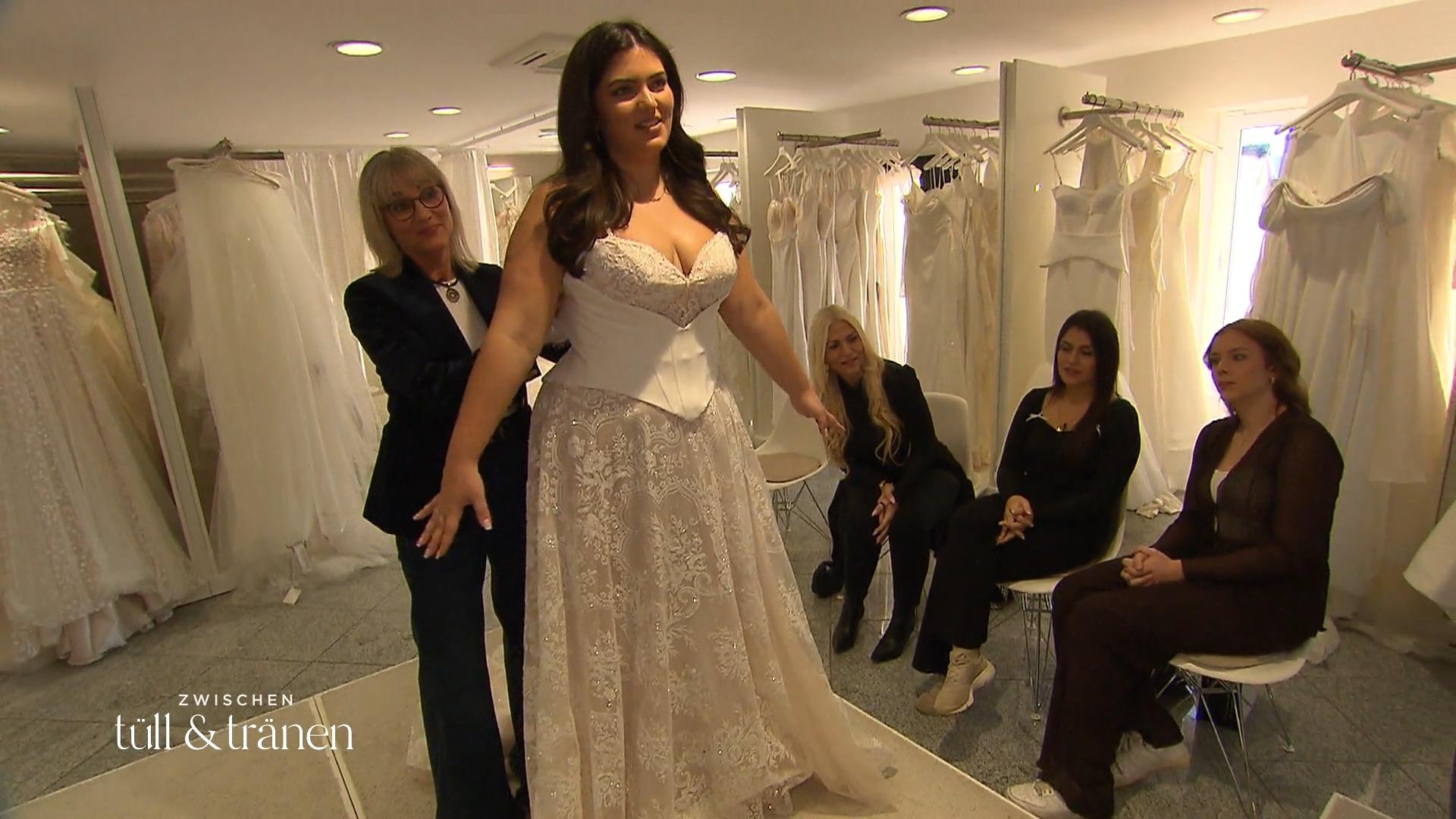 Braut Marie geht weg vom figurbetonten Kleid