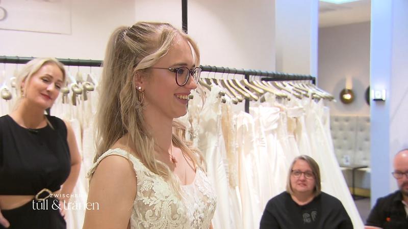 Braut Celine liebt ihr Favoritenkleid