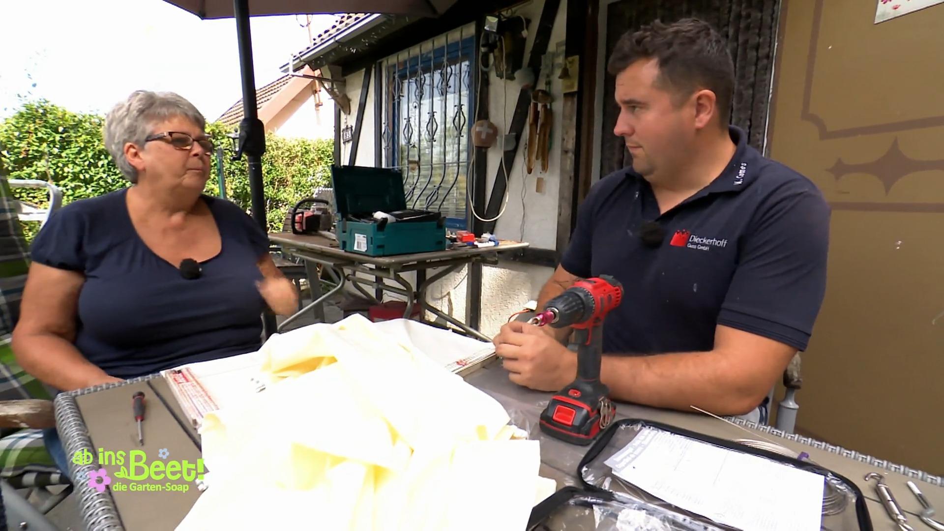 Marco und Liane kämpfen mit dem Sonnensegel