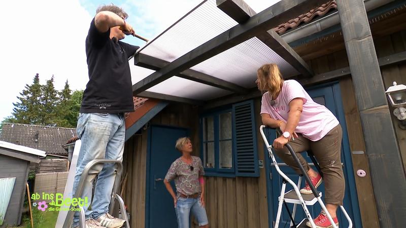 Birte und Martin werkeln an ihrem Eingangsbereich