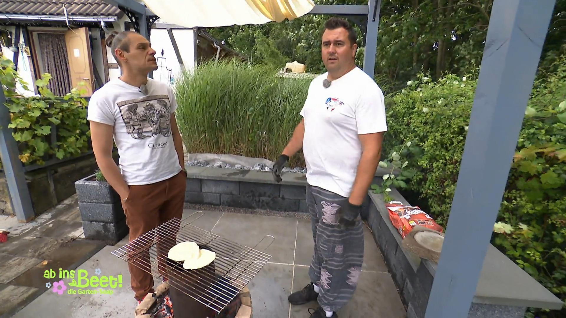 Marco und Martin weihen den Ofen ein