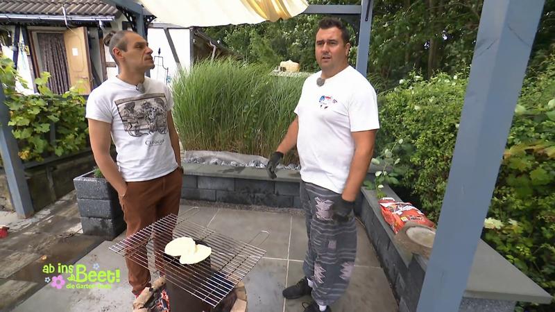 Marco und Martin weihen den Ofen ein