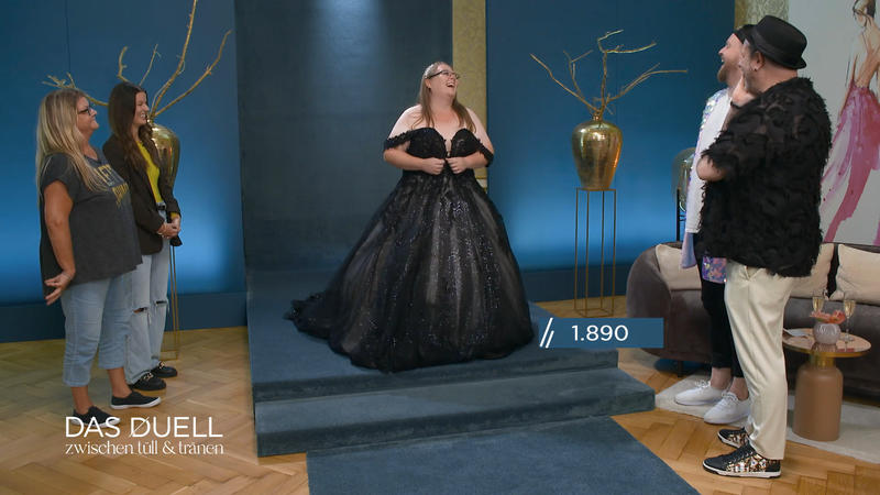 In schwarz fühlt sich Laura wie eine Königin