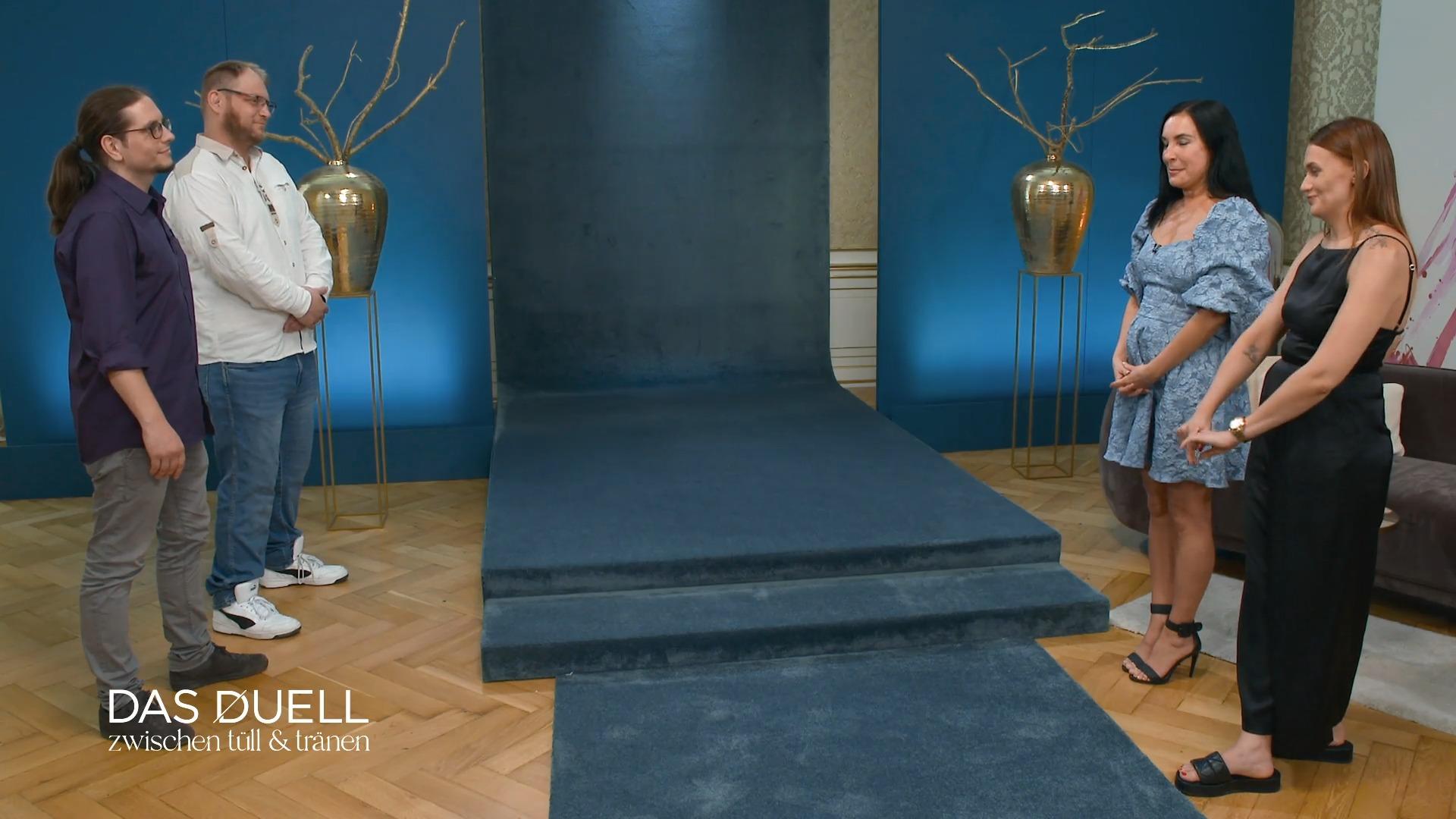 Was trägt Claudia vor dem Altar?