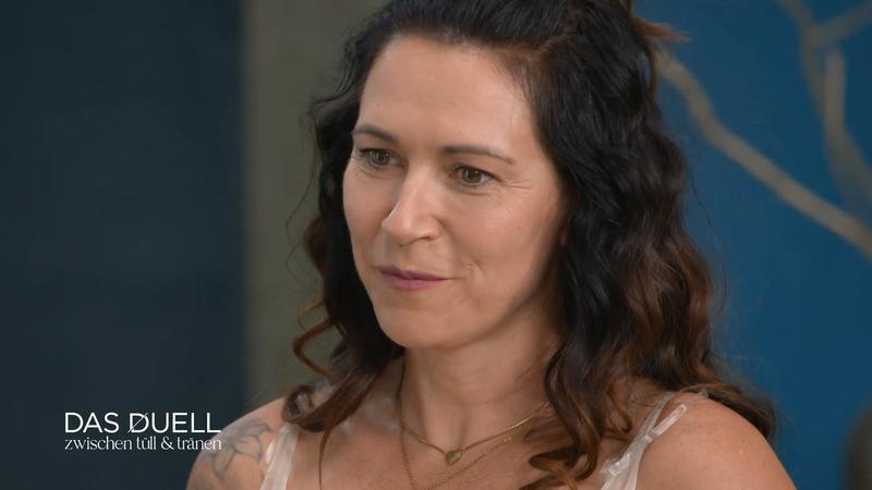 Claudias Body-Kleid lässt sie nicht los