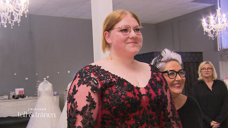 Noch keine Brautgefühle im Bordeauxroten Kleid