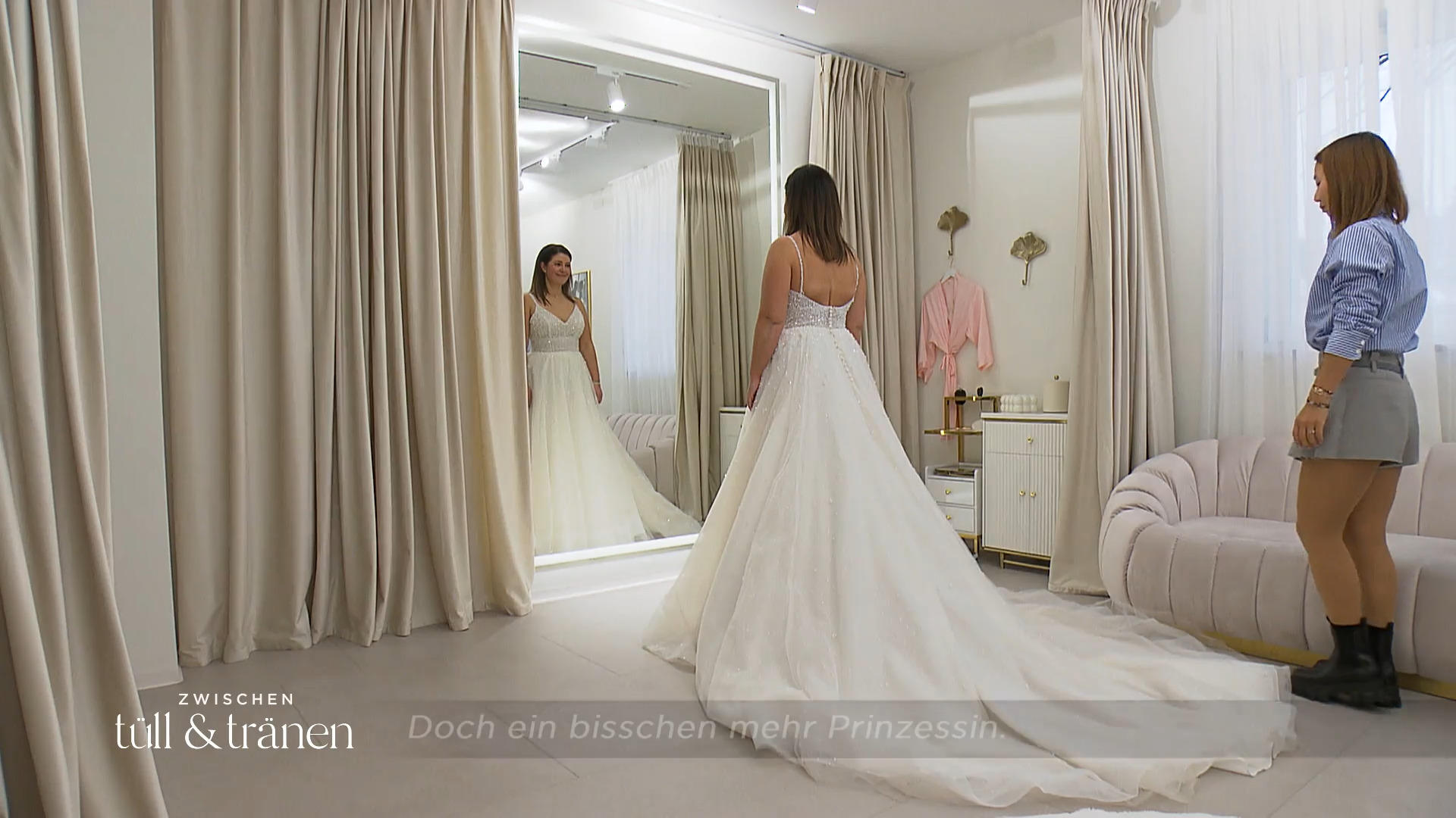 Fan Xia möchte Braut Urike im Kleid sehen