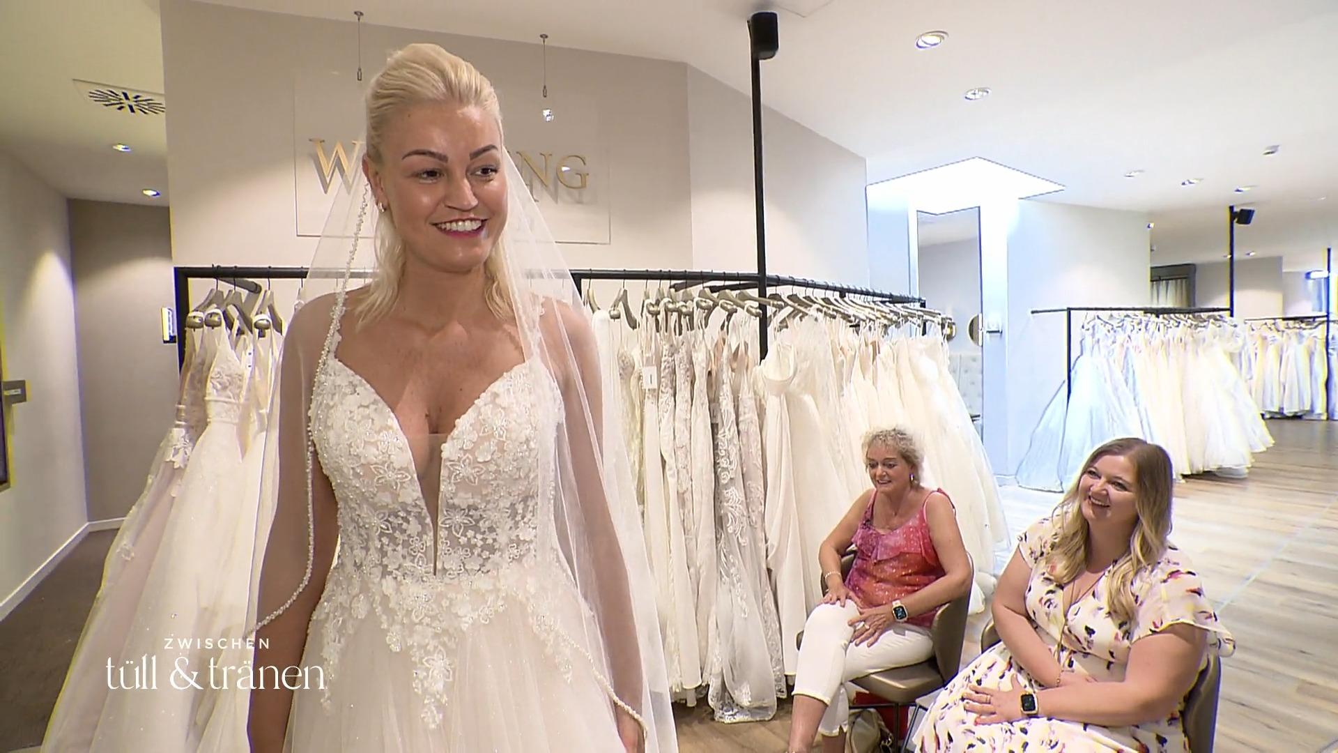 Lisa entscheidet sich für ihr Favoritenkleid