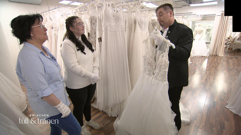 Das Muttikleid ist Uwe ein Dorn im Auge