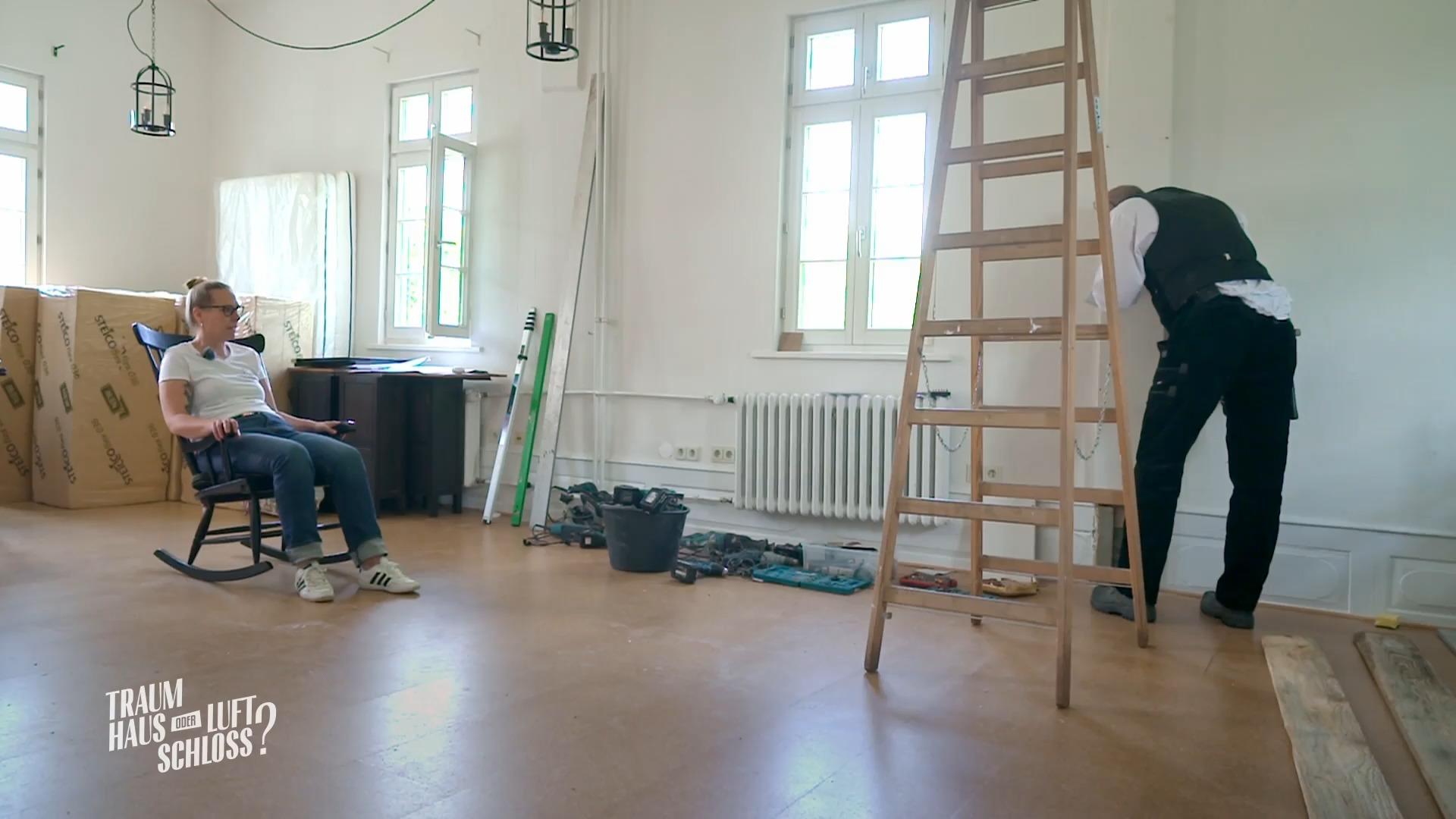 Axel und Nicole ziehen eine Wand