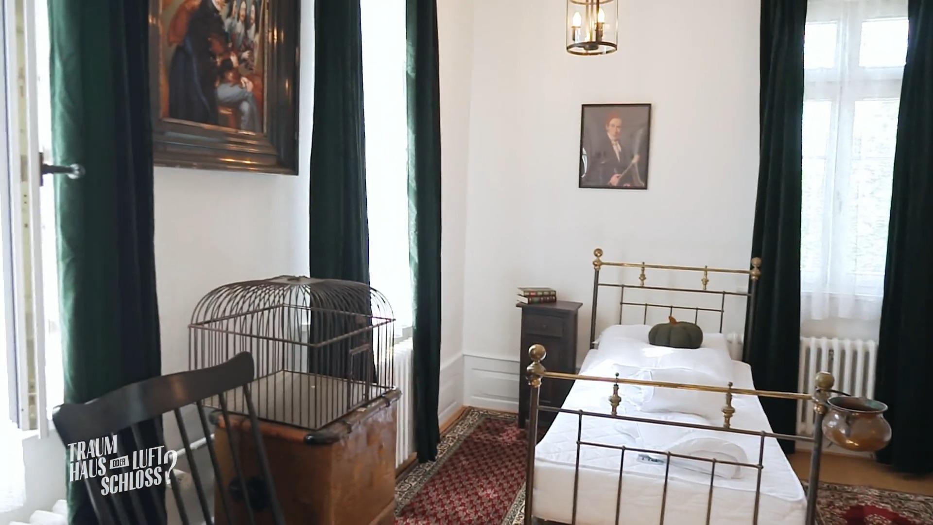Nicole und Axel gestalten ihre Hostel-Zimmer