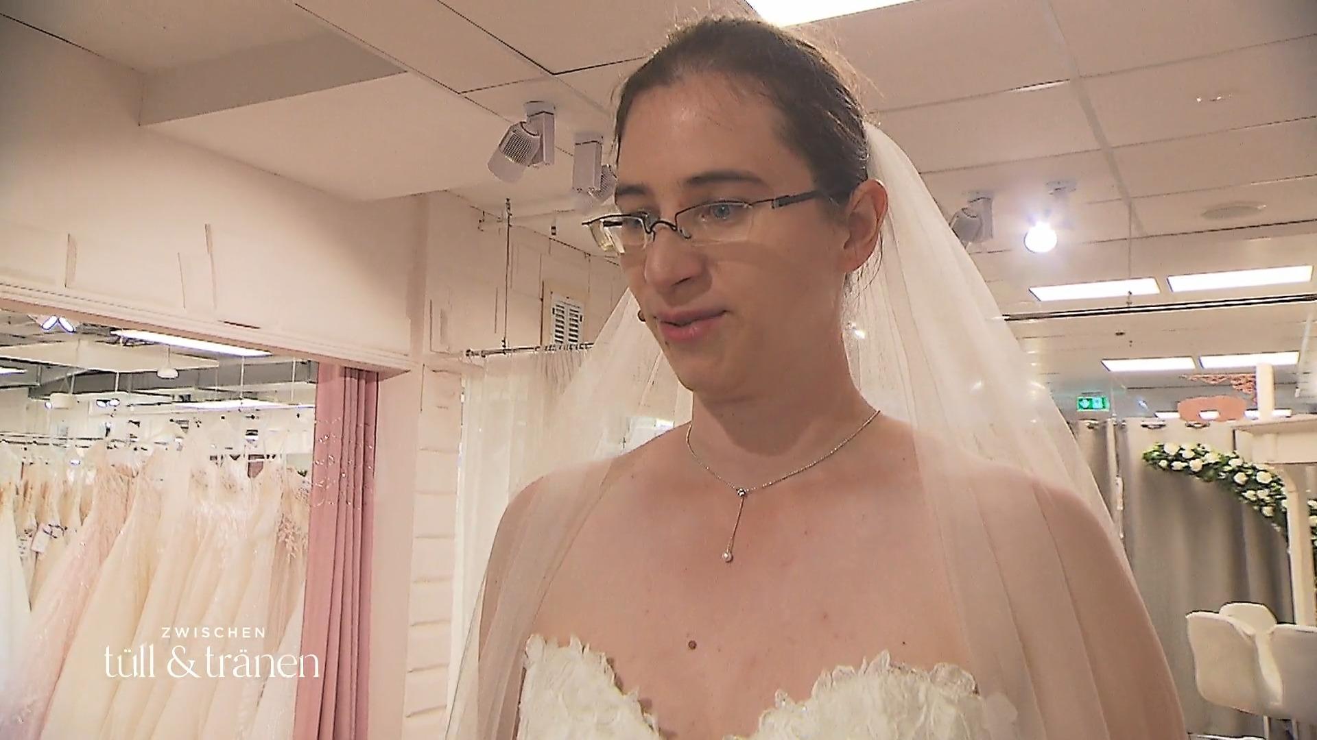 Das dritte Kleid muss Maya überzeugen
