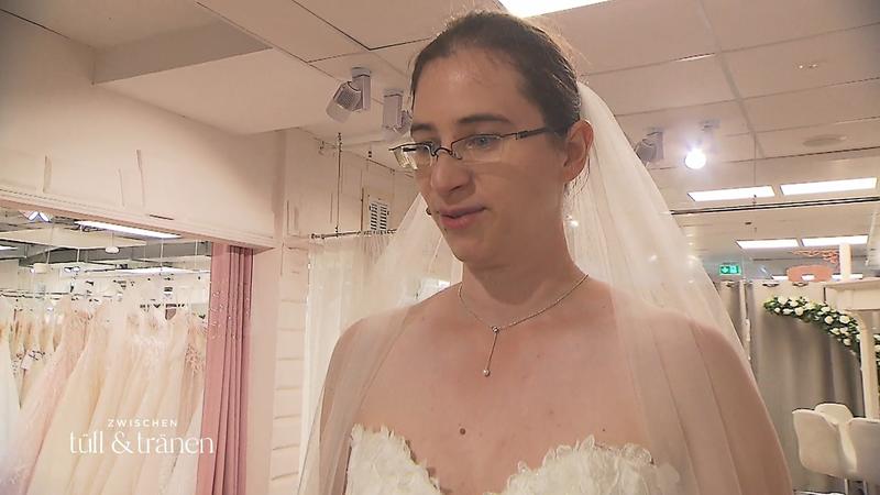 Das dritte Kleid muss Maya überzeugen