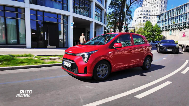 Andreas Jancke stellt die Mini-E-Autos auf dem Markt vor