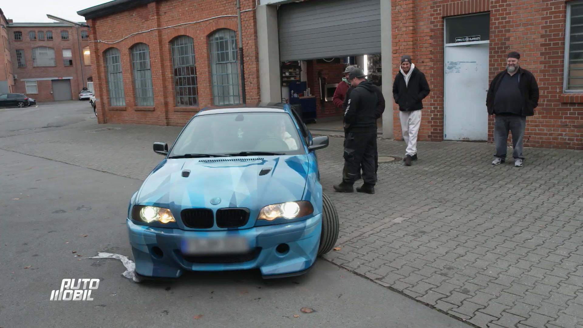 Maximilian nimmt seinen jetzt blauen BMW in Empfang
