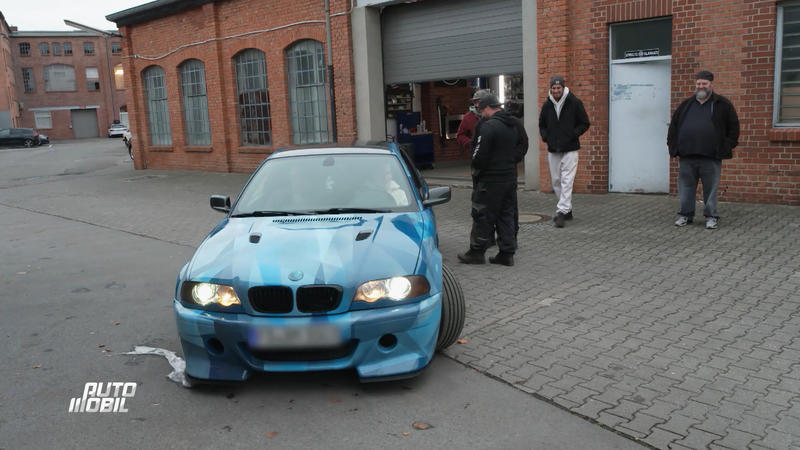 Maximilian nimmt seinen jetzt blauen BMW in Empfang