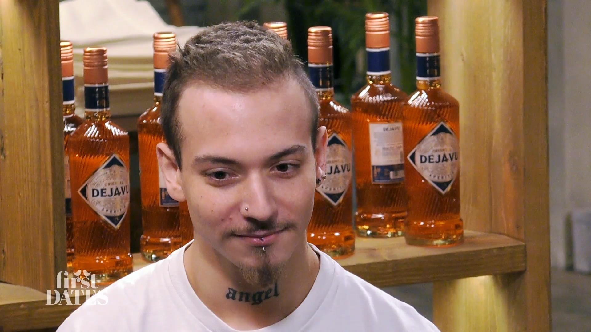 Deniz zögert beim Anblick von Erik