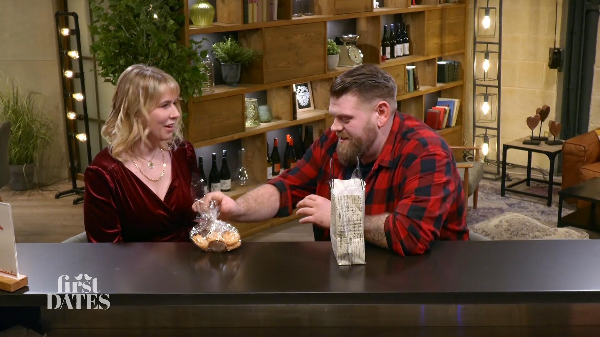 Lars bringt selbstgebackene Kokosmakronen mit