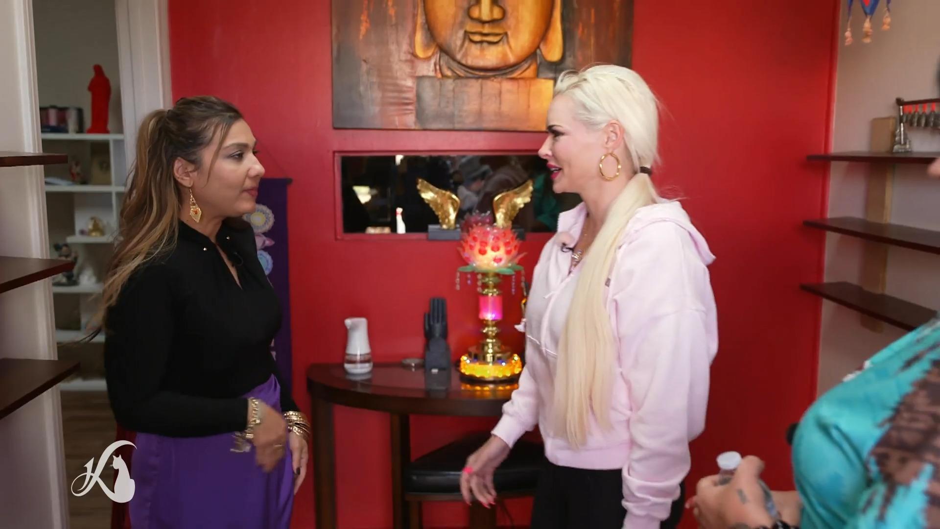 Daniela Katzenberger besucht Wahrsagerin