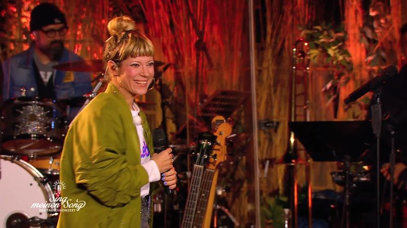 Mieze trällert Madeline Juno ein Hochzeitsständchen