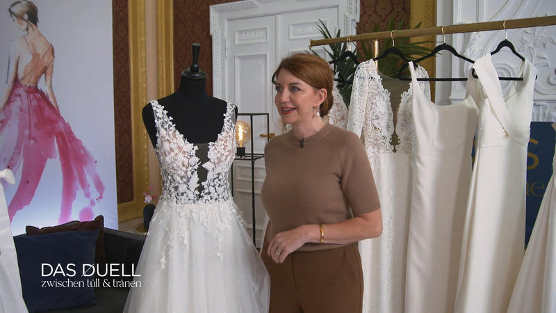 Welche Kleider haben Elaine und Christina eingepackt?