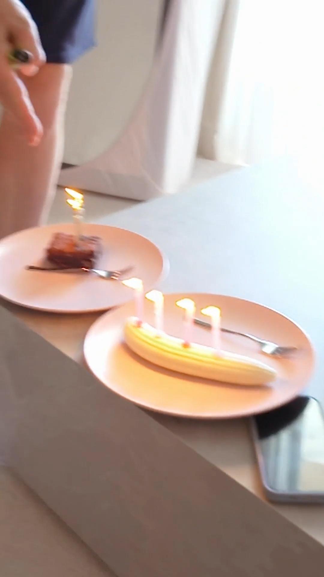 Dani hat die Wahl: Kuchen oder Banane?