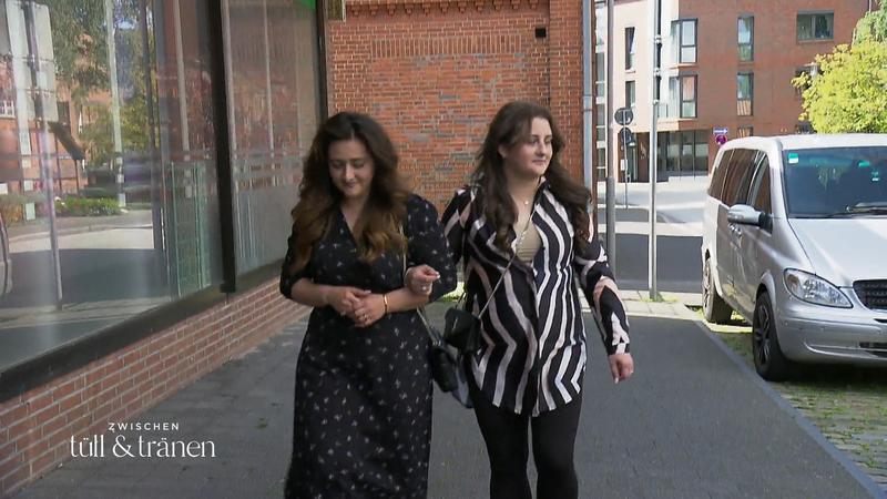 Braut Angelika soll heute ihr Traumkleid finden