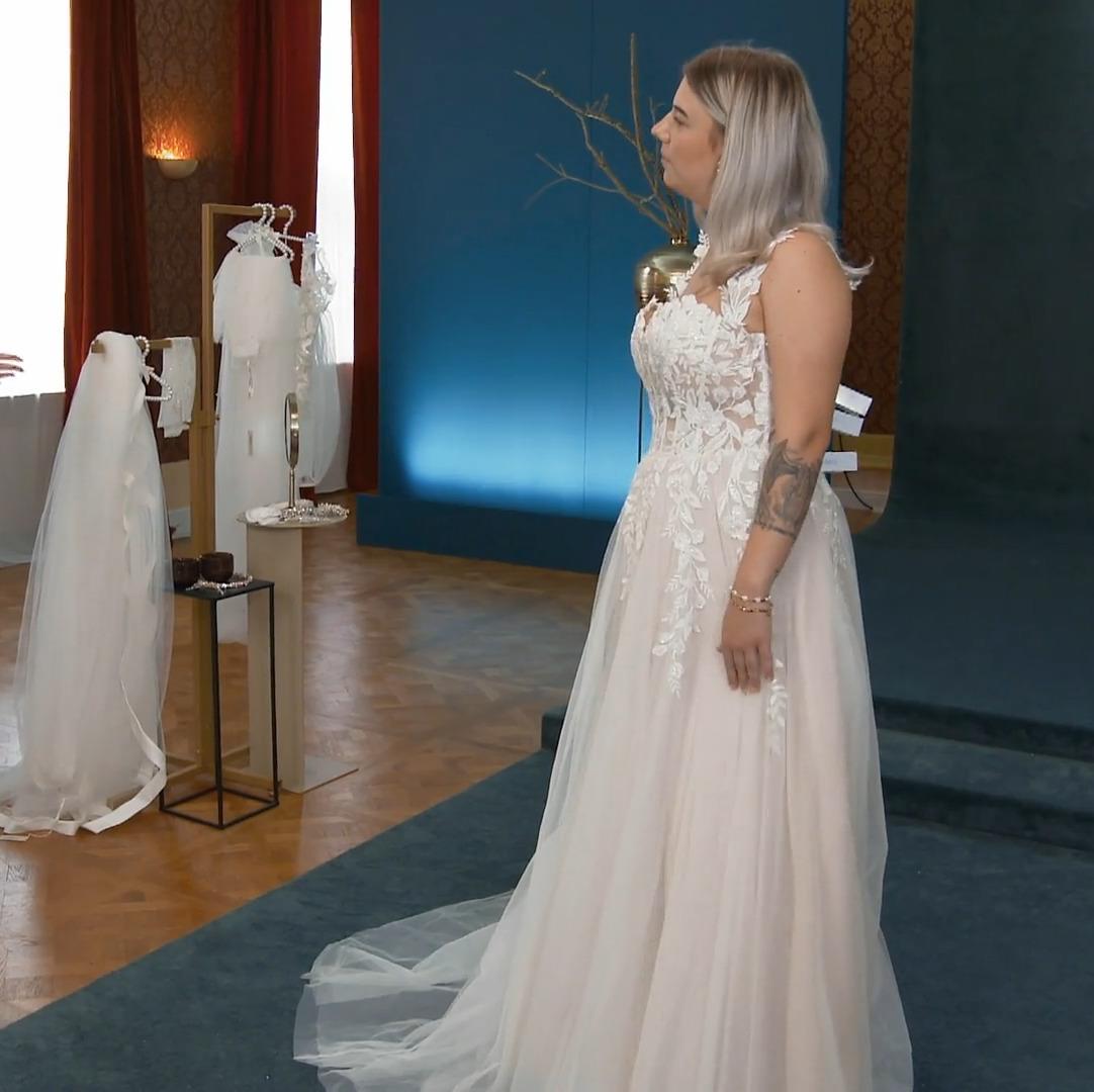 Vikis romantisches Kleid trifft Aleksandras Herz