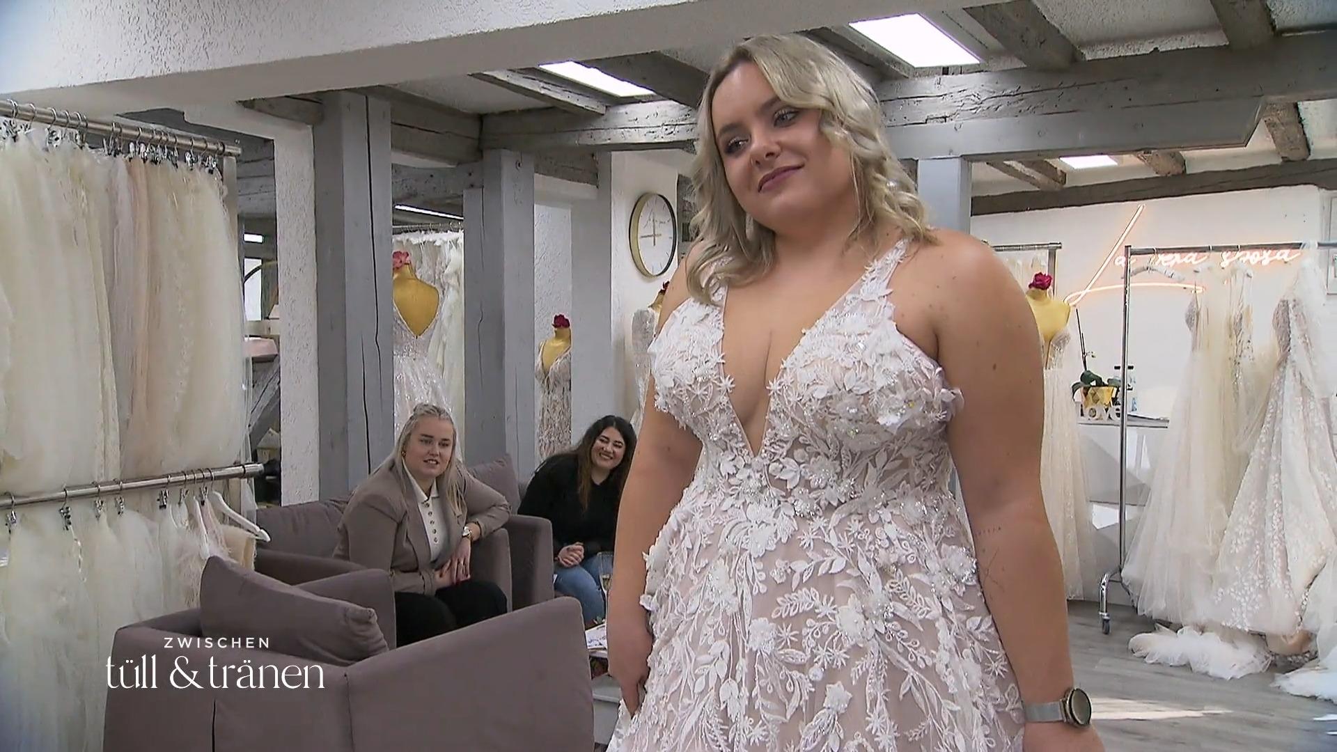 Überzeugt das Blush-Kleid mit 3D-Blüten?