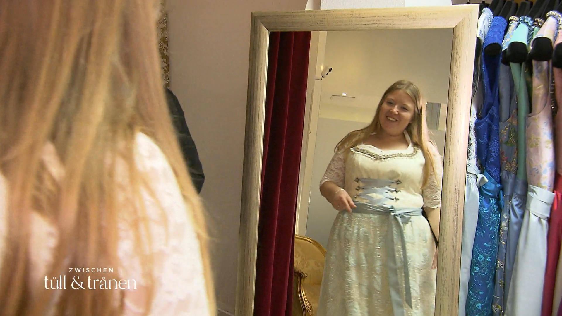 Wie gefällt Milena sich im Braut-Dirndl?