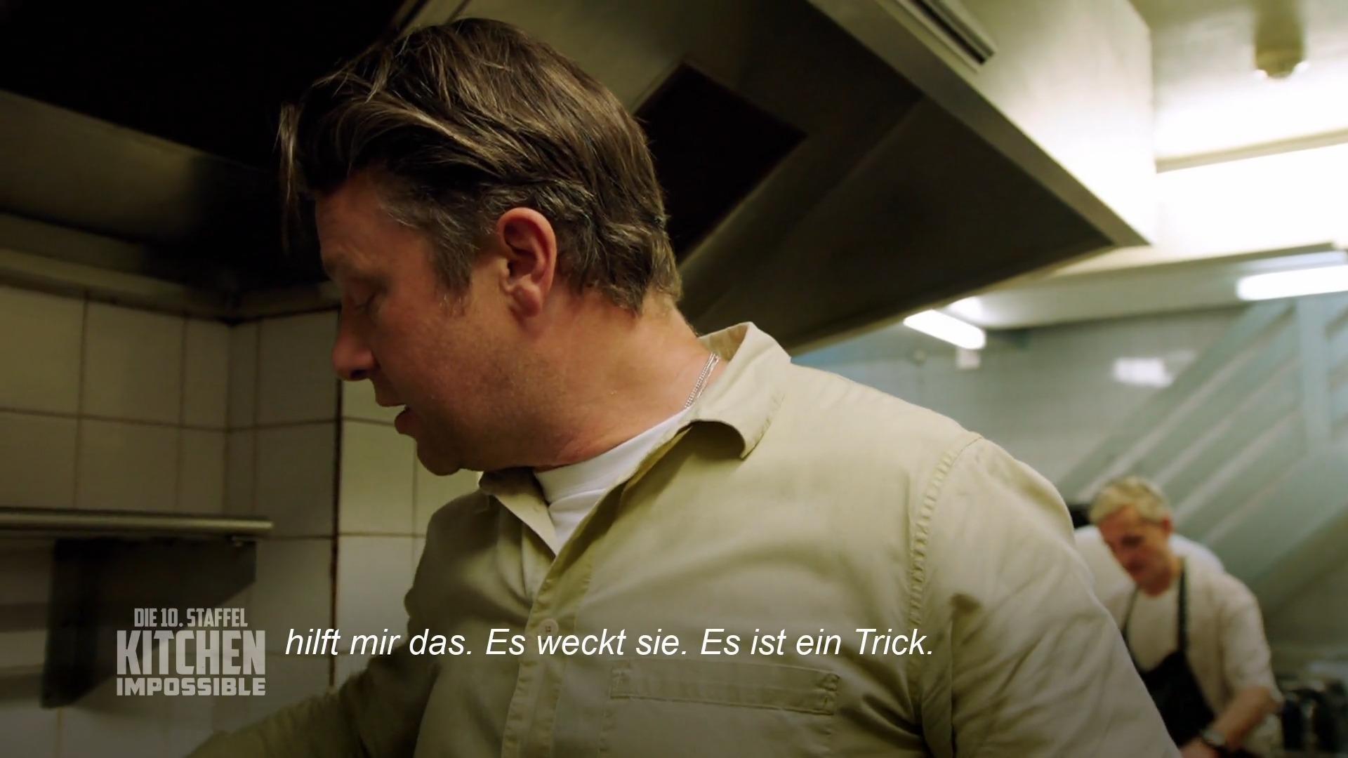 Jamie Oliver hilft bei der Tomatensoße nach