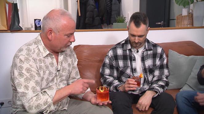 Heiko präsentiert seinen staunenden Gästen bei seinem perfekten Dinner eiskaltes Profi-Wissen: Schließlich hat er mal Gastronomie gelernt!