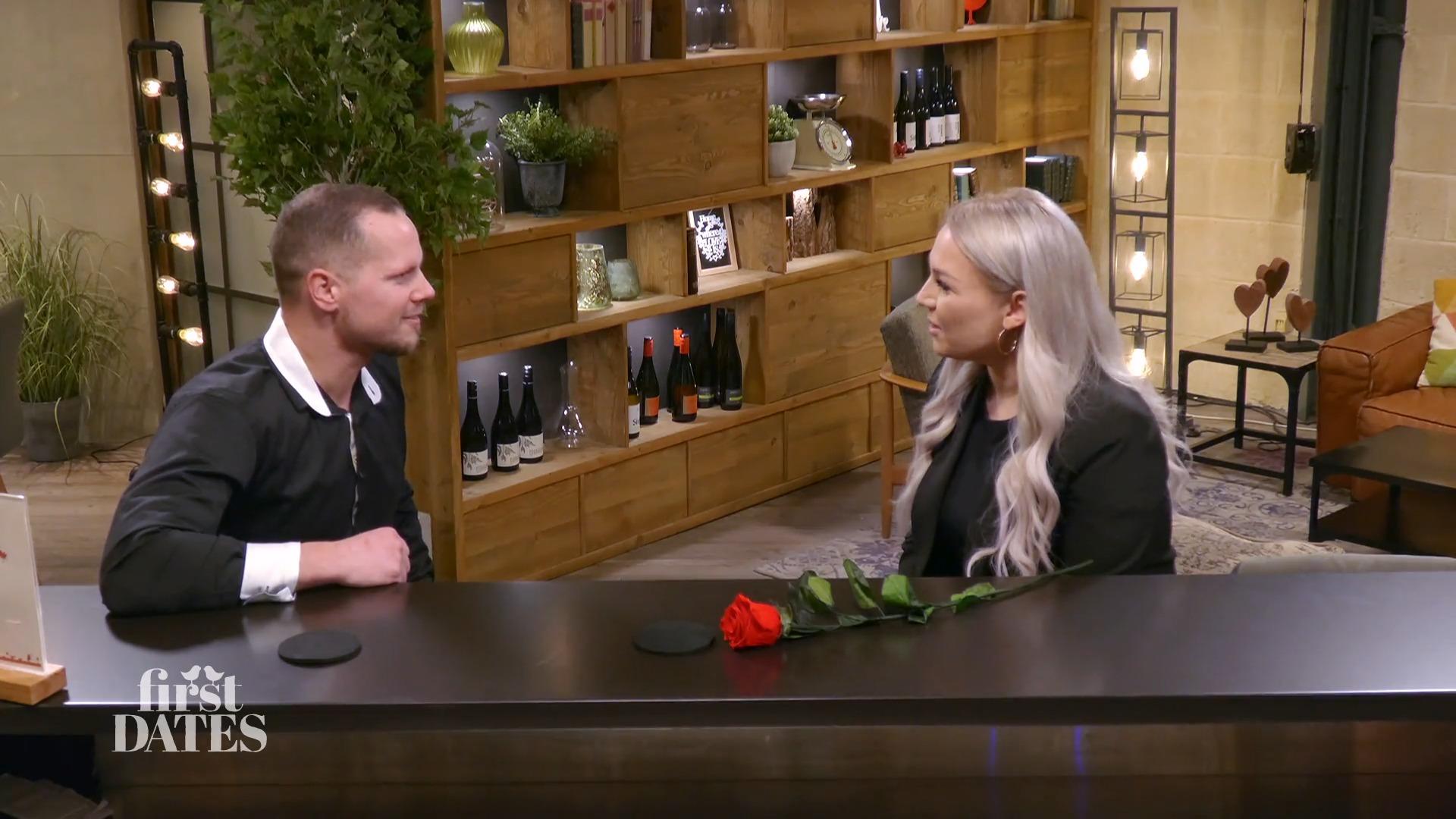 Andre überrascht Kristina mit einer Rose