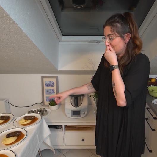 Eva ist eigentlich auf einen Vegetarier in der Runde vorbereitet .Blöd ist dann nur, wenn man seine Veggie-Alternative vergisst.