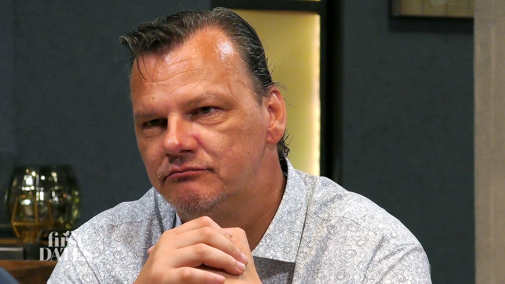 Koch Peter genießt sein Essen im Restaurant